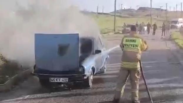 Alev alan otomobiline müdahale ederken yaralandı