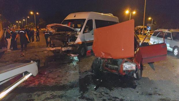 Minibüsle otomobil çarpıştı: 4 yaralı