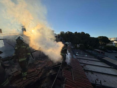 Restoranın çatısında çıkan yangında alevler, çevredeki yapılara da sıçradı