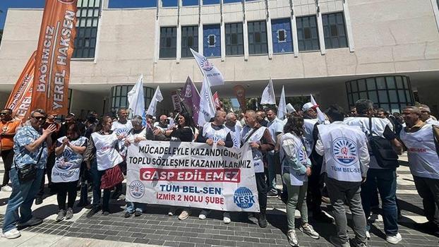 İzmir'de 4 belediyenin memurları, iş bırakıp CHP il binasına yürüdü