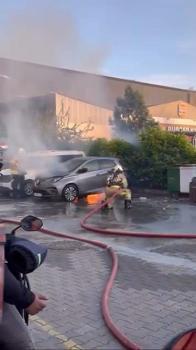 Beykoz'da park halindeki elektrikli otomobil alev alev yandı