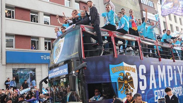 Erzurumspor FK şampiyonluğu taraftarlarıyla kutladı