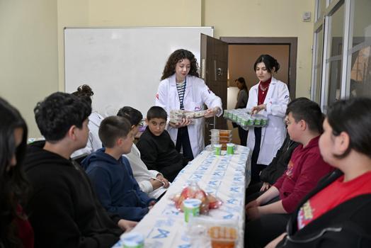 Silifke aşhanesi hem ihtiyaç sahiplerine hem öğrencilere ulaşıyor