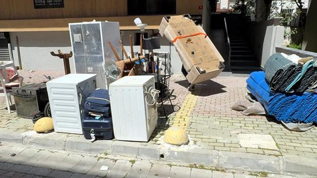 Kiracı olduğu ev icradan satıldı; yurt dışından döndüğünde eşyalarıyla sokakta kaldı