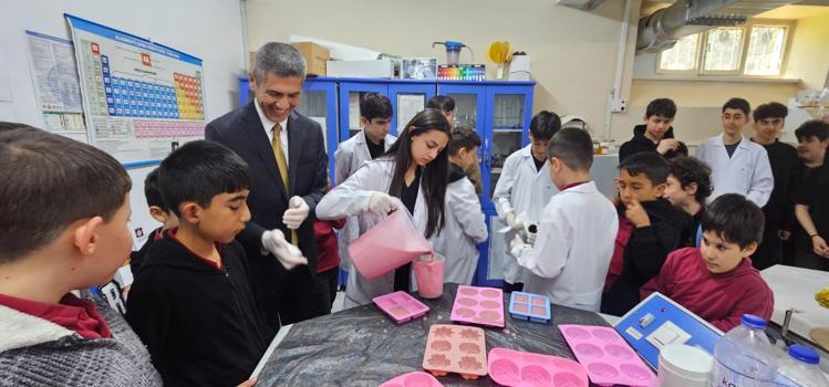 Lise öğrencileri atık yağlardan sabun üretti