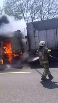 Seyir halindeyken alev alan TIR yandı