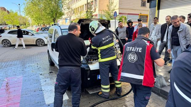 Siirt’te park halindeki hafif ticari araç yandı