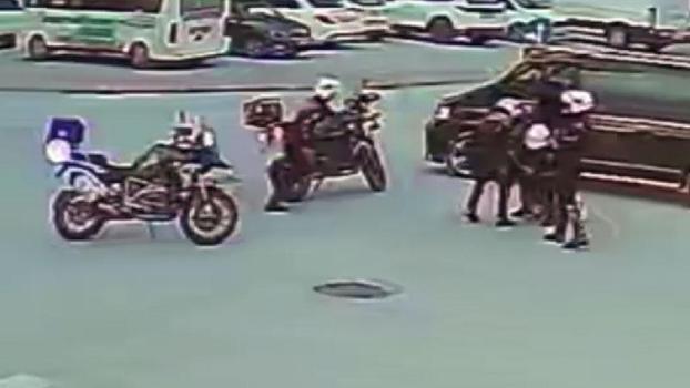 Yunus polislerinin trafikte Heimlich manevrası hayat kurtardı; müdahale anı kamerada