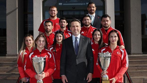 Bakan Bayraktar, Milli güreşçileri ağırladı