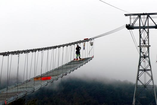Türkiye'nin en büyük teleferiğinde zorlu bakım çalışması