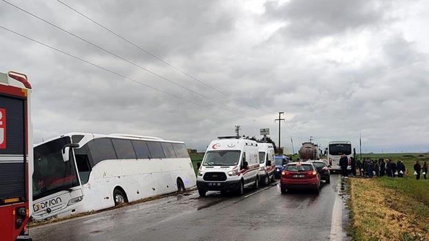 1 Mayıs kutlamalarına giden işçileri taşıyan otobüs yoldan çıktı; 1 yaralı