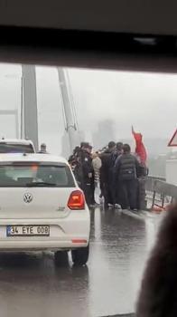 15 Temmuz Şehitler Köprüsünde trafiği kapatıp izinsiz gösteriye yapmak isteyenlere müdahale