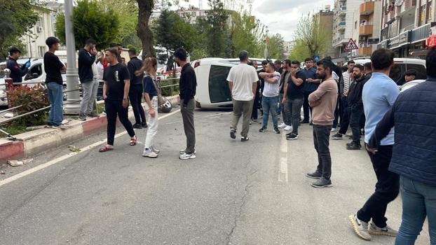 Siirt'te otomobil refüje çarpıp takla attı: 3 yaralı