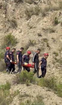 Kekik toplarken düşüp ayağı kırılan çocuk, 2 kilometre sedyeyle taşındı