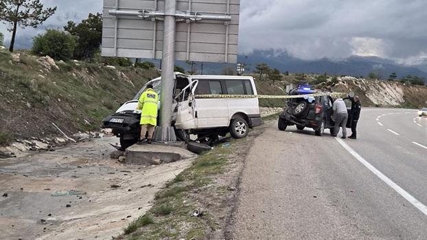 Minibüs, otomobile ve tabela direğine çarptı: 1 ölü