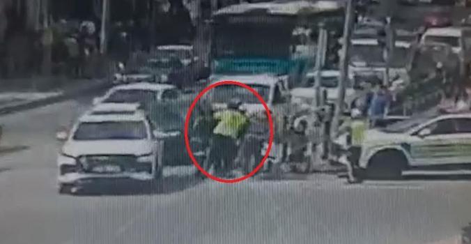 Nefes borusuna cisim kaçan moto kurye, polislerin ‘heimlich’ manevrası ile hayata tutundu; o anlar kamerada