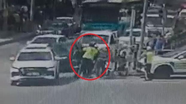 Nefes borusuna cisim kaçan moto kurye, polislerin ‘heimlich’ manevrası ile hayata tutundu; o anlar kamerada