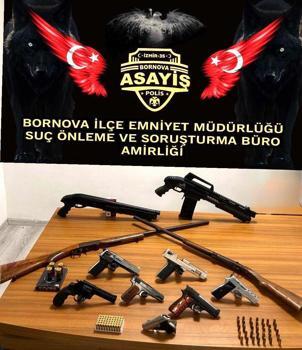 İzmir'de 2 evde yapılan aramada 7 ruhsatsız tabanca ve 4 pompalı tüfek ele geçirildi; 3 gözaltı