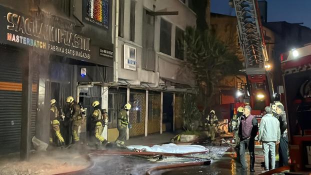Bayrampaşa’da plastik malzeme satışı yapılan 5 katlı iş yerinde yangın