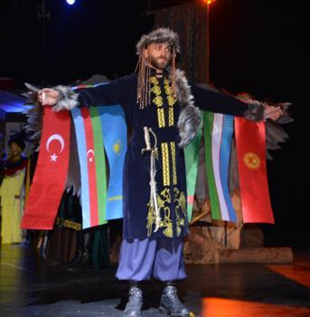 Türk dünyasının kültürel mirasını yeniden tasarlayıp, defileyle tanıttılar