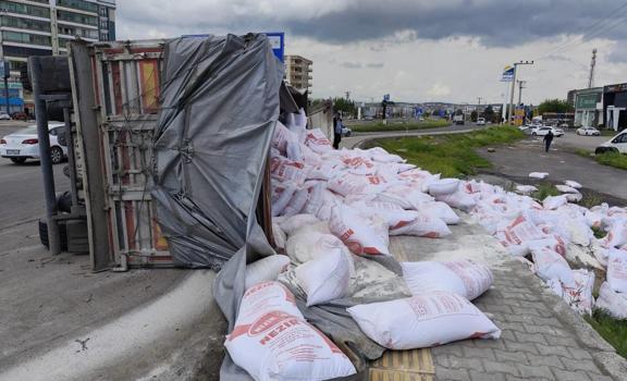 Un yüklü TIR'ın devrildiği kazada 4 kişi yaralandı