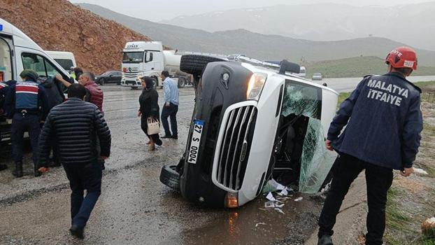 Malatya’da yolcu minibüsü devrildi: 12 yaralı