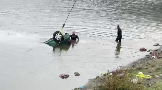 El freni çekilmeyen otomobil gölete düştü