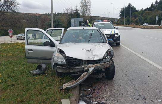 Kavşakta iki otomobil çarpıştı: 2 yaralı