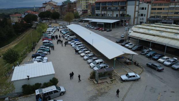 Demirci’de oto pazarı yoğunluğu, 47 yıllık klasik otomobile 210 bin TL