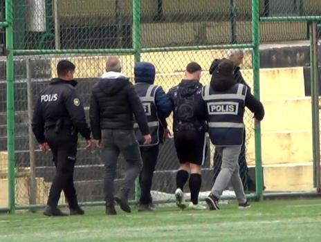 Orta hakemin yüzünden yumruklandığı maç tatil edildi; futbolcu gözaltına alındı