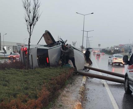 Aydınlatma direğine çarpan otomobilin sürücüsü yaralandı