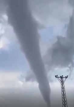 Gaziantep’te sağanak ve fırtınada çatılar uçtu, ağaçlar devrildi: 23 yaralı (2)