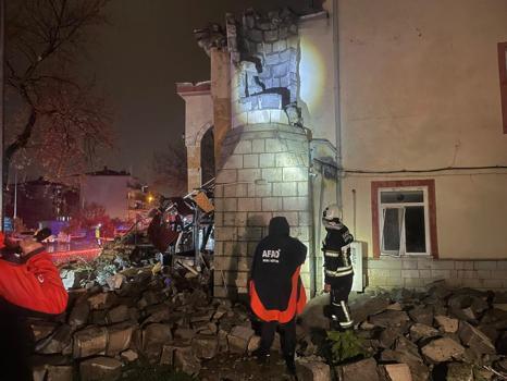 Elazığ’da, sağanakta camiye yıldırım düştü; minare yıkıldı / Ek Fotoğraflar