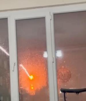 Diyarbakır’da 4 katlı binaya yıldırım düştü; o anlar kamerada