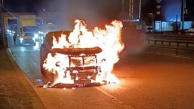 Avcılar D-100 Karayolu'nda seyir halindeki otomobil alev alev yandı
