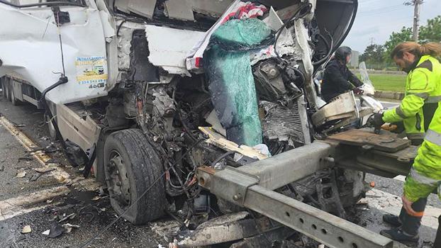TIR, kırmızı ışıkta bekleyen tankere çarptı: 1 ölü