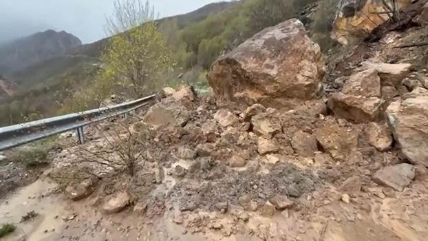 Sivas'ta heyelan köy yollarını ulaşıma kapattı