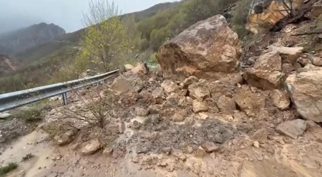 Sivas'ta heyelan köy yollarını ulaşıma kapattı
