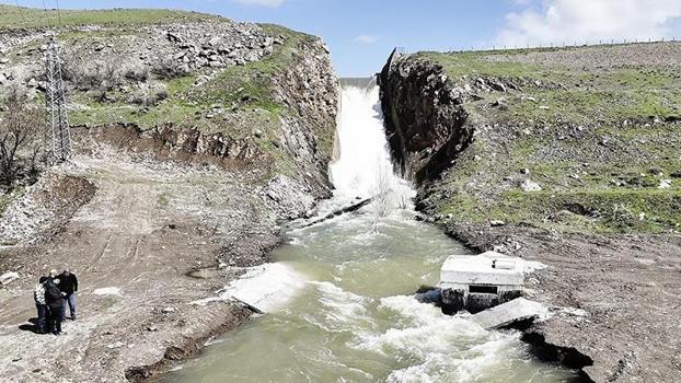 Tam doluluğa ulaşan Patnos Barajı'nda kapaklar açıldı