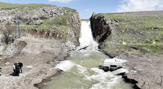Tam doluluğa ulaşan Patnos Barajı'nda kapaklar açıldı