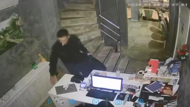 Taksim’de masadaki dizüstü bilgisayarı çalan şüpheli yakalandı