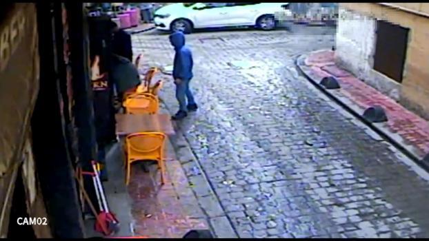 Taksim’de kafede oturan kadının cep telefonunu çalıp kaçtı; takiple yakalandı