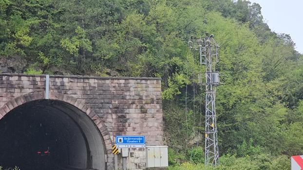 Heyelan nedeniyle kopan kaya ve dal parçaları elektrik hattını kopardı