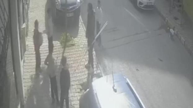 Arnavutköy’de sokakta oynayan çocuklara saldırıp elindeki bıçakla kapıya dayandı; şüpheli kamerada