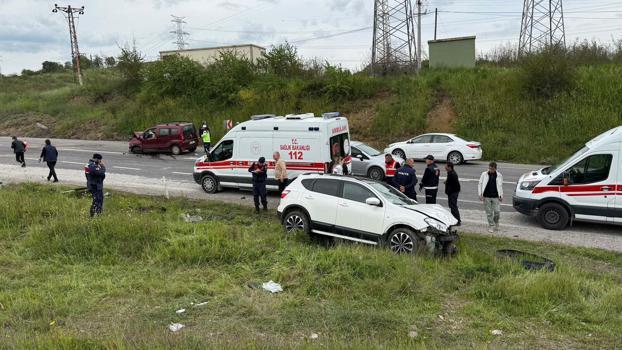 Otomobille hafif ticari araç çarpıştı; 1’i ağır, 4 yaralı