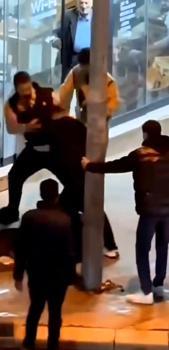 Pendik'te sokaktaki grubun tek kişiye saldırısı kamerada