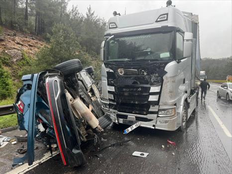 TIR, karşı şeride geçip otomobille çarpıştı: 1 ölü, 4 yaralı