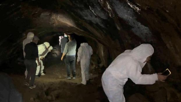 Öğretmenler özel kıyafetlerle lav tüpünü gezdi