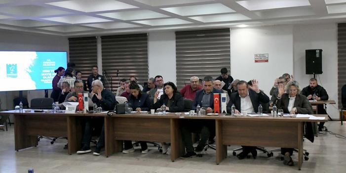 Kuşadası'nda 3 plajda ücretsiz şezlong uygulaması meclis kararıyla devam edecek