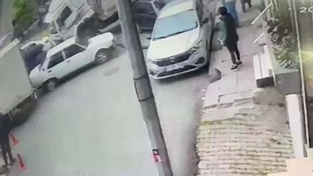 Bağcılar'da park halindeyken sürüklenen kamyon 8 araca çarptı; kaza kamerada